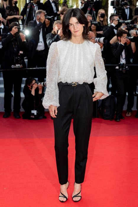 Suzanne Lindon en pantalon sur le tapis rouge Suzanne Lindon en pantalon sur le tapis rouge