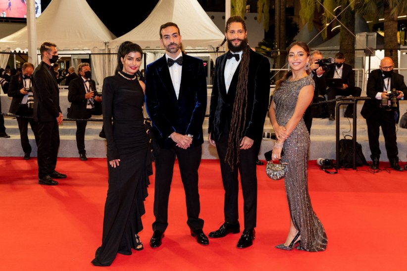 Mila Al Zahrani, Mohammed Al Turki, Rawkan Binbella et Sarah Taibah lumineux sur le tapis rouge Mila Al Zahrani, Mohammed Al Turki, Rawkan Binbella et Sarah Taibah lumineux sur le tapis rouge