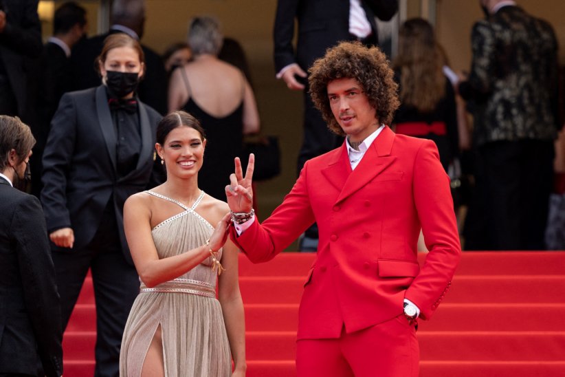 Julian Perretta enflamme le tapis rouge avec sa compagne Kambree Dalton Julian Perretta enflamme le tapis rouge avec sa compagne Kambree Dalton