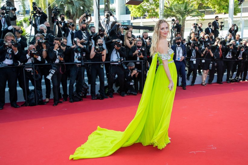 Chiara Ferragni dans une robe chic et colorée Chiara Ferragni dans une robe chic et colorée