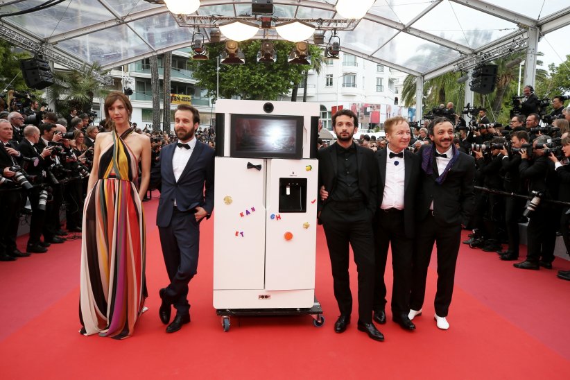Un drôle d'invité sur le tapis rouge Un drôle d'invité sur le tapis rouge