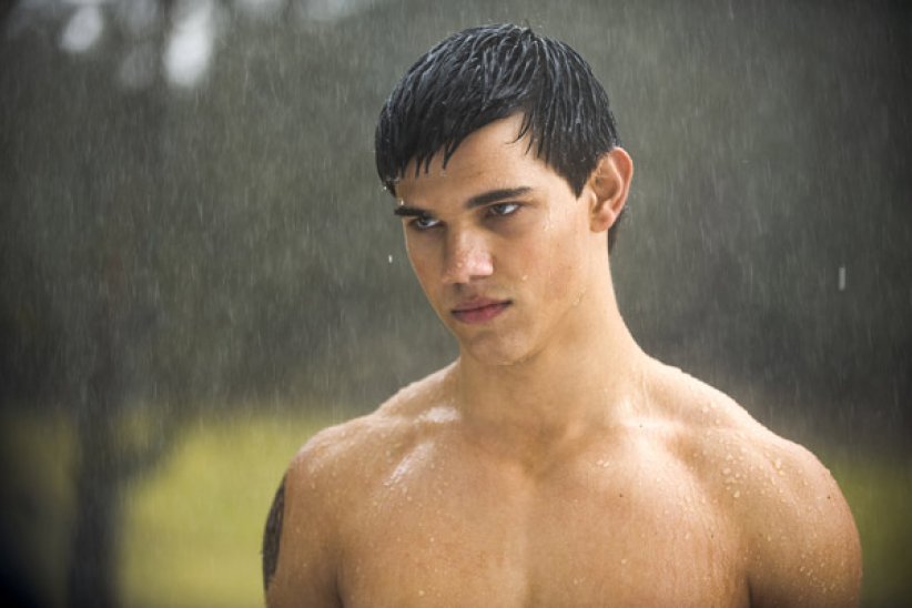 Taylor Lautner : les scènes où il enlève son t-shirt dans les films Twilight Taylor Lautner : les scènes où il enlève son t-shirt dans les films Twilight