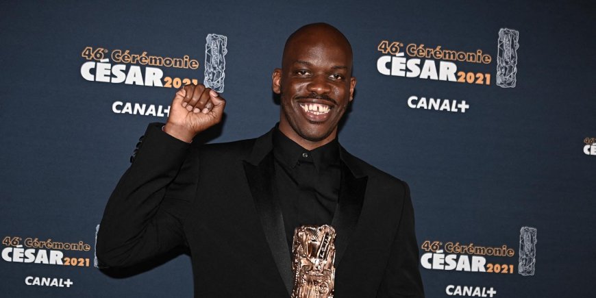 Jean-Pascal Zadi pose avec son César du meilleur espoir masculin après la 46ème cérémonie des César à Paris, le 12 mars 2021.