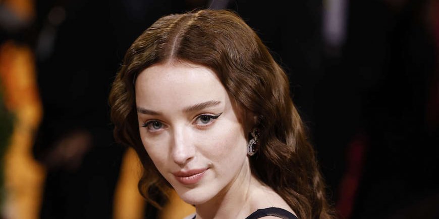 Phoebe Dynevor au Met Gala à New York, le 2 mai 2022.