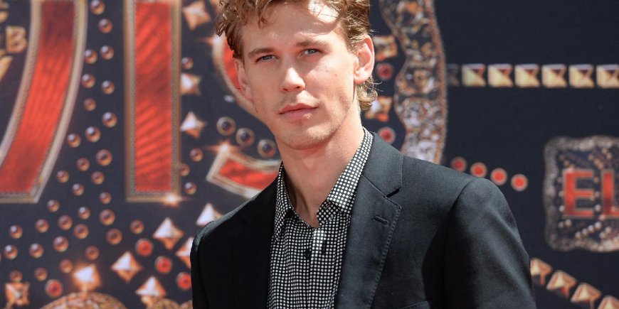 Austin Butler avec les trois générations de Presley qui ont laissé leurs empreintes dans le ciment du TCL Chinese Theater pour célébrer la sortie du film
