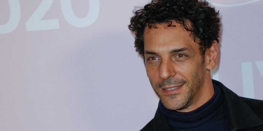 Tomer Sisley lors du photocall du live show d'Etam lors de la Fashion Week à Paris, le 29 septembre 2020.