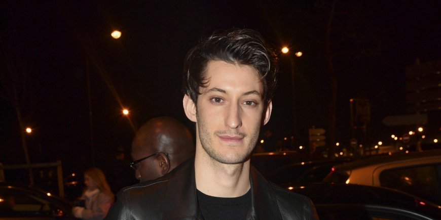 Pierre Niney à l'extérieur du défilé Balmain homme automne-hiver 2019/2020 à Paris, le 18 janvier 2019.