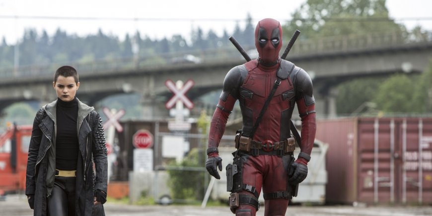 Brianna Hildebrand et Ryan Reynolds dans