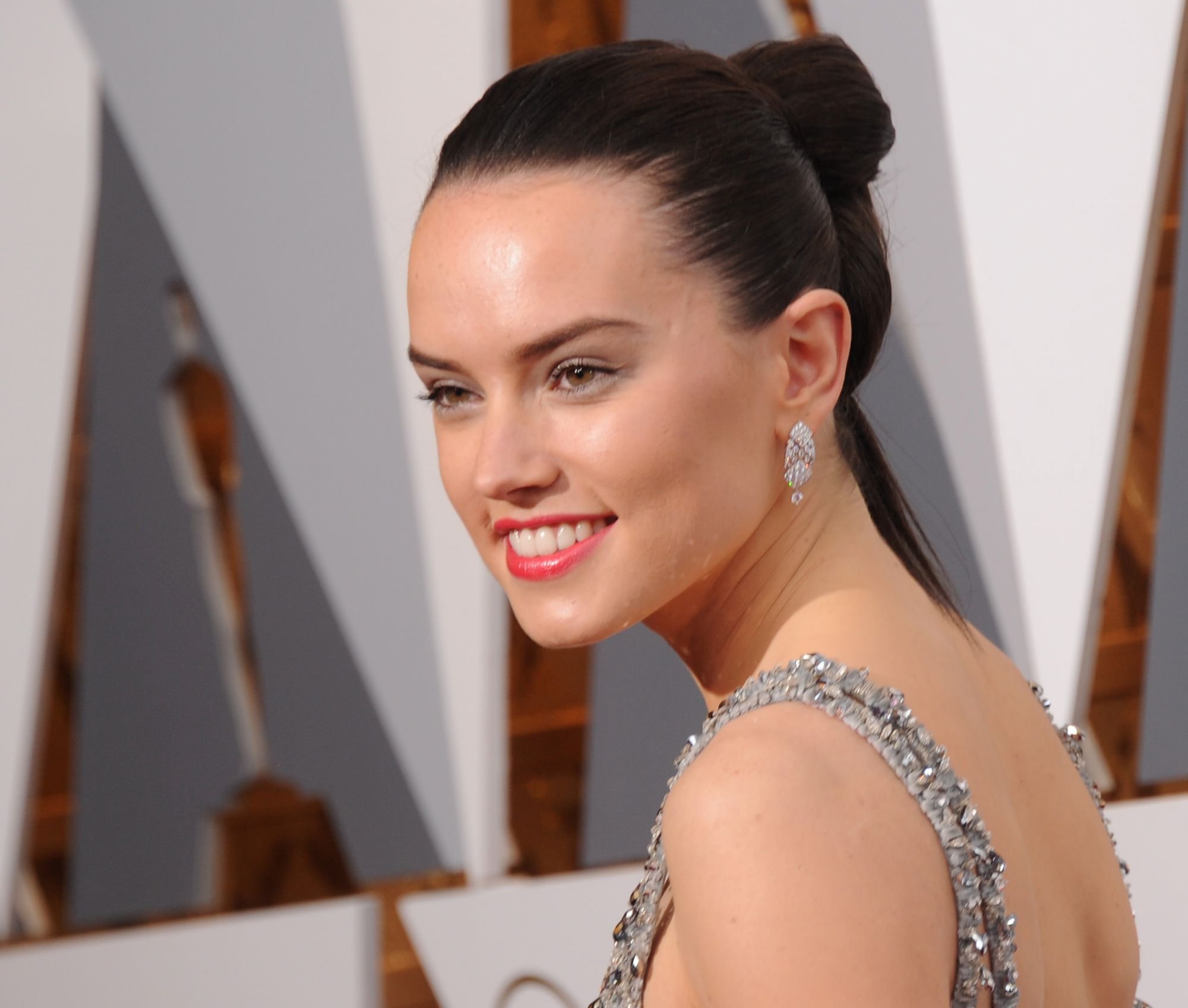 Daisy Ridley, la jeune héroïne du Réveil de la Force, sur le tapis rouge des Oscars 2016