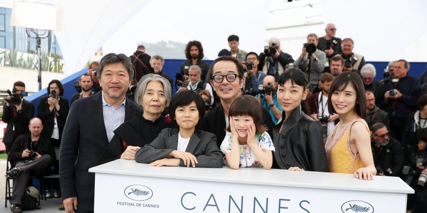 Kirin Kiki, Hirokazu Kore-eda, Jyo Kairi, Lily Franky, Miyu Sasaki, Sakura Ando, Mayu Matsuoka lors du photocall du film