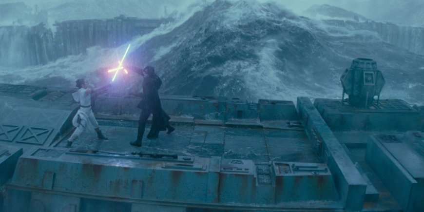 Daisy Ridley et Adam Driver dans