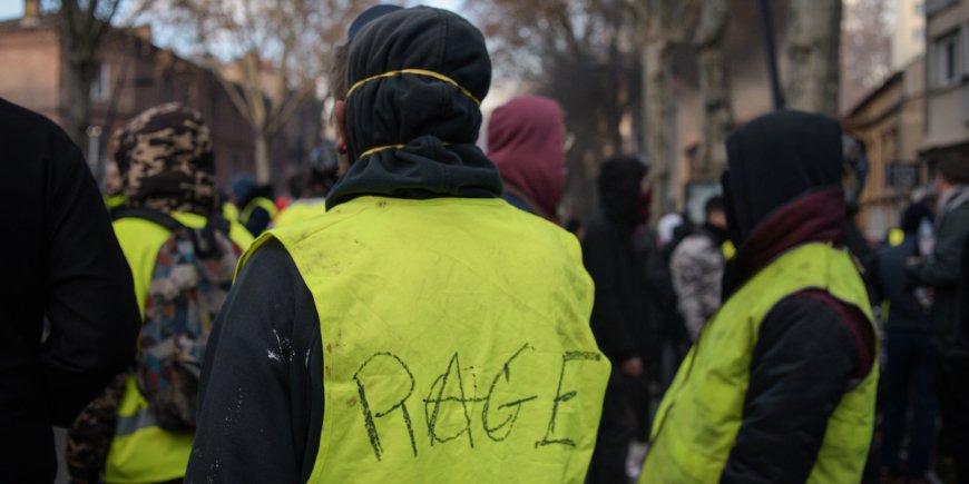 Les Gilets Jaunes manifestent avec la Marche pour le Climat à Toulouse, le 8 décembre 2018.