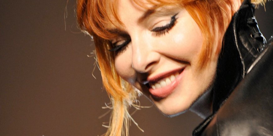 Mylène Farmer défile pour la collection haute couture de Jean-Paul Gaultier à Paris, le 6 juillet 2011.