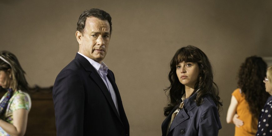 Tom Hanks en Robert Langdon, aux côtés de Felicity Jones, dans