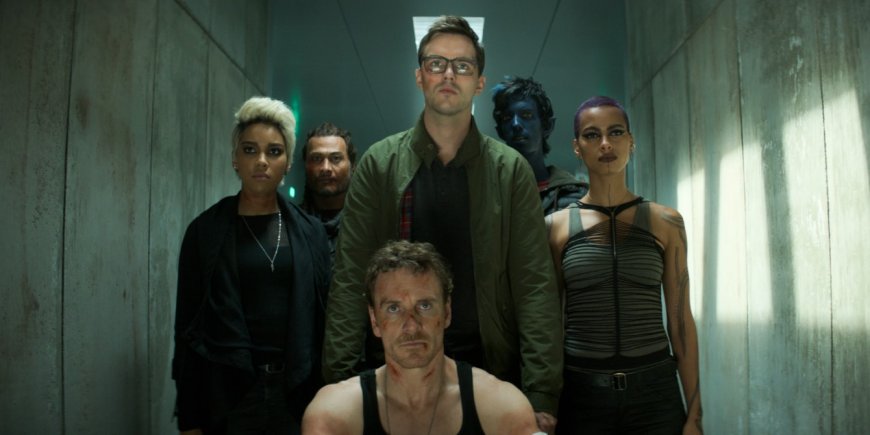 Alexandra Shipp, Andrew Stehlin, Kodi Smit-McPhee, Kota Eberhardt, Michael Fassbender dans