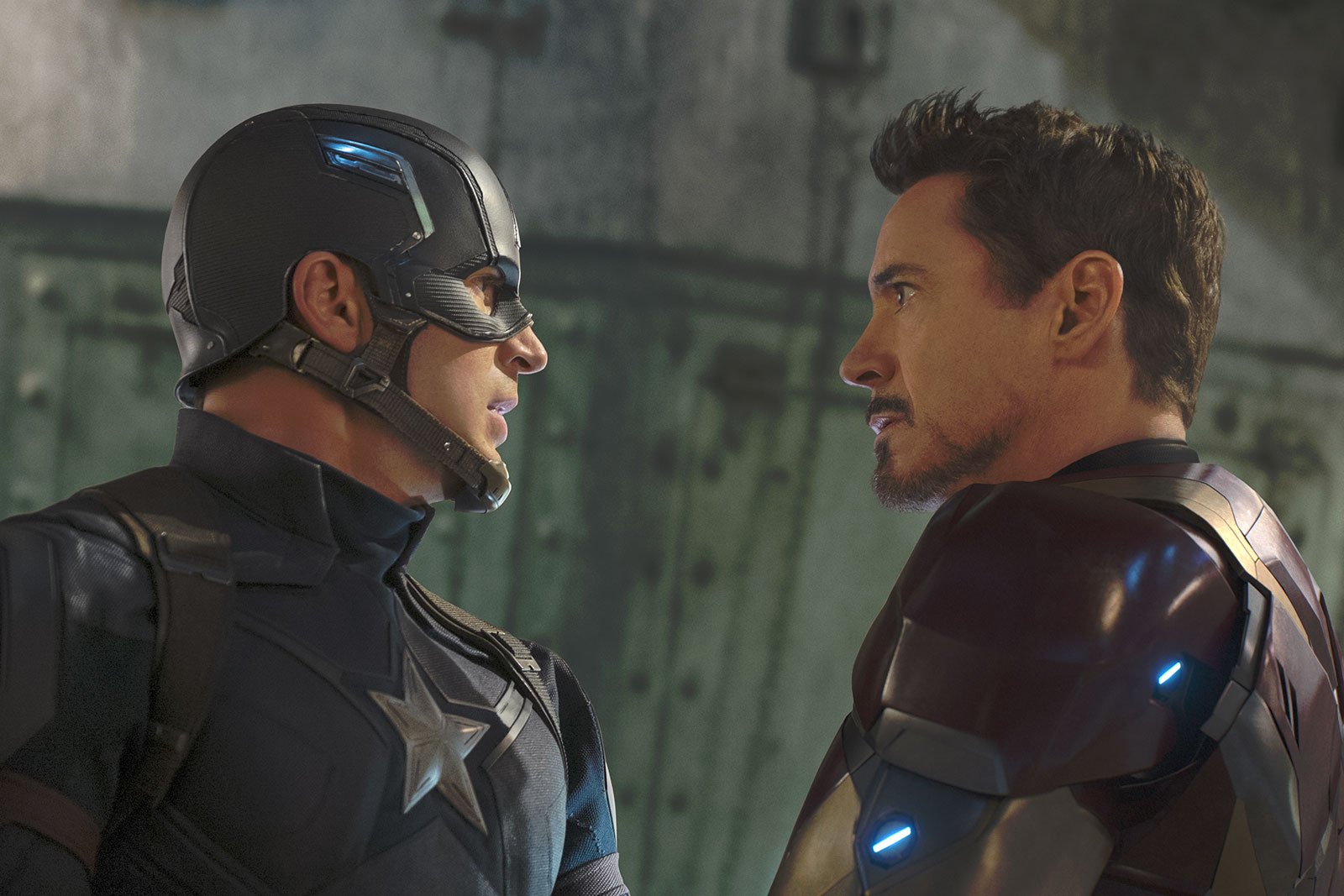Chris Evans et Robert Downey Jr. dans [ITALIC]Captain America: Civil War[/ITALIC]