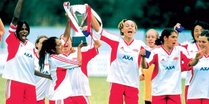 Keira Knightley et Parminder Nagra célèbrent leur victoire dans Joue-la comme Beckham