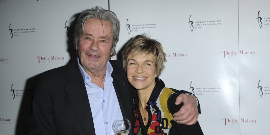 Alain Delon et Véronique Jannot lors de l'ouverture du restaurant La Petite Maison de Nicole au Fouquet's à Paris, le 22 janvier 2013.