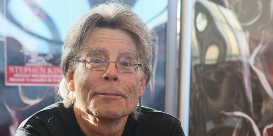 Stephen King lors d'une séance de dédicace à l'occasion de la sortie de son livre