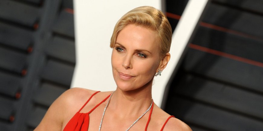 Charlize Theron à la soirée des Oscars Vanity Fair en février 2016