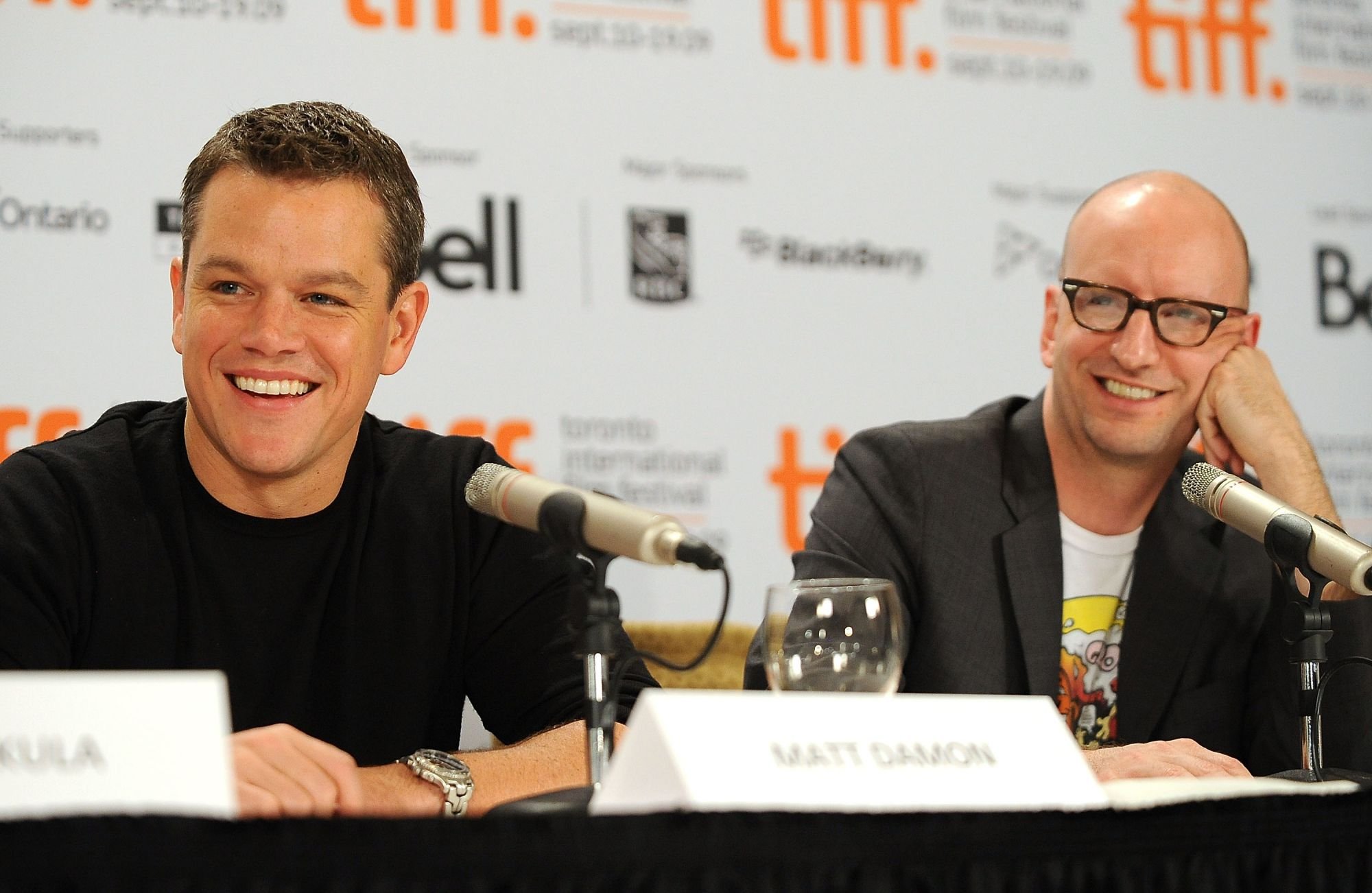Matt Damon aux côtés de Steven Soderbergh à la conférence de presse du film The Informant en 2009