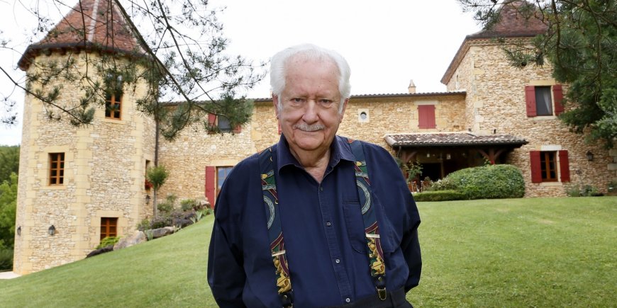 Pierre Bellemare pose dans sa maison de campagne près de Bergerac, le 30 juin 2014.
