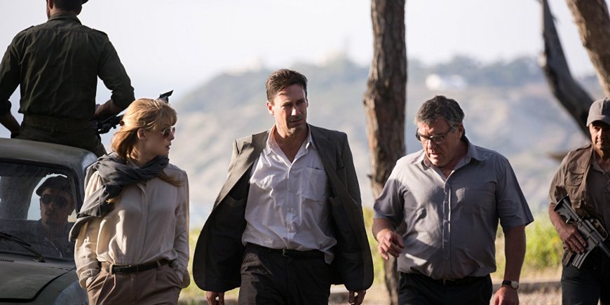 Dean Norris, Jon Hamm et Rosamund Pike dans