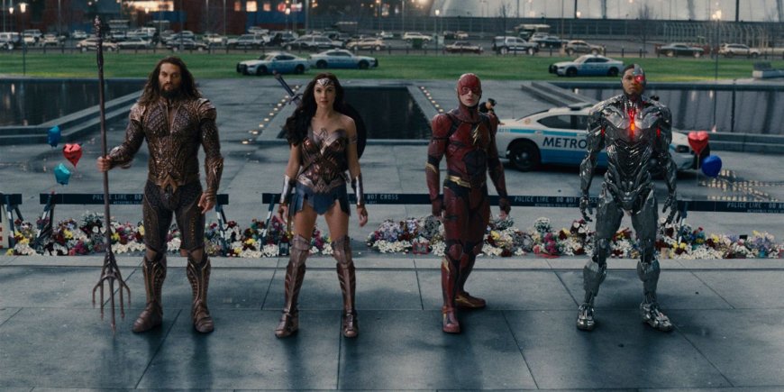 Ezra Miller, Gal Gadot, Jason Momoa et Ray Fisher dans