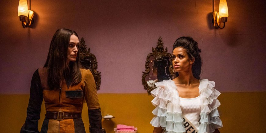 Keira Knightley et Gugu Mbatha-Raw dans