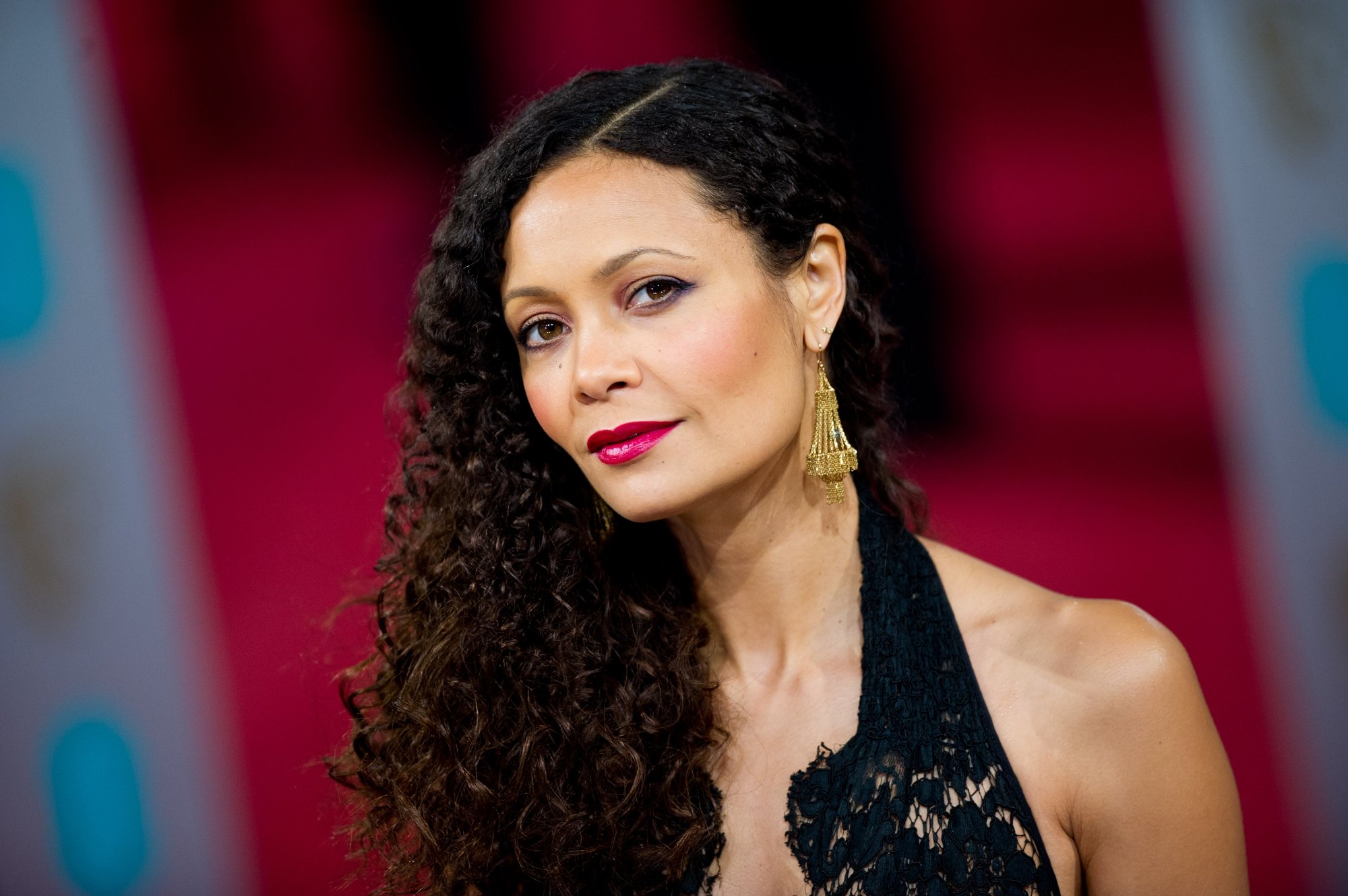 Thandie Newton sur le tapis rouge des British Academy Film Awards à Londres en février 2013