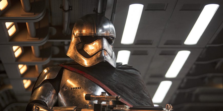 Gwendoline Christie dans l'armure du Capitaine Phasma pour