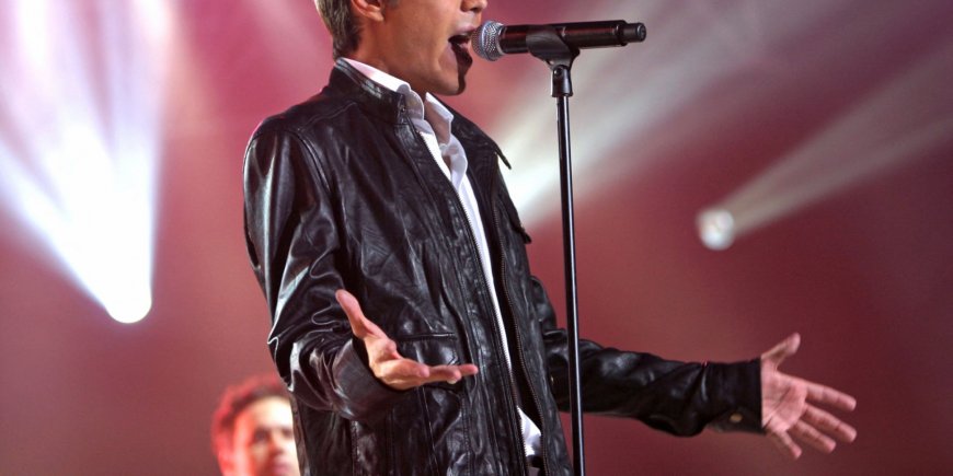 Grégory Lemarchal chante à l'évènement La nuit des stars organisé par RTL9, en 2006.