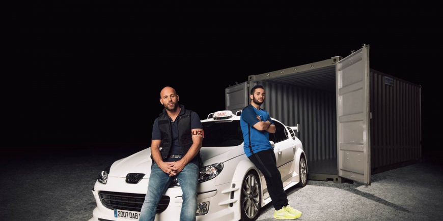 Malik Bentalha et Franck Gastambide posent à côté du fameux Taxi.