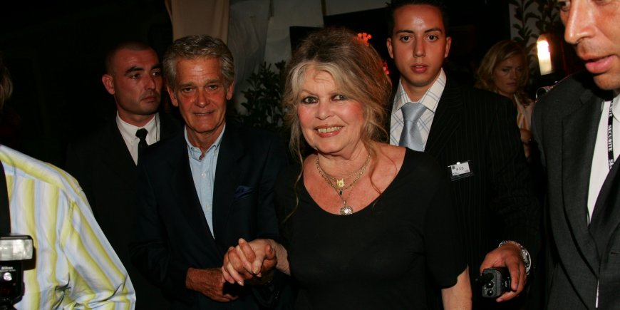 Brigitte Bardot et son mari Bernard d'Ormale lors de la 6e édition du Festival de la fiction TV à Saint-Tropez, le 18 septembre 2004.