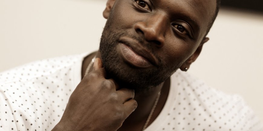 Omar Sy pendant une conférence de presse pour