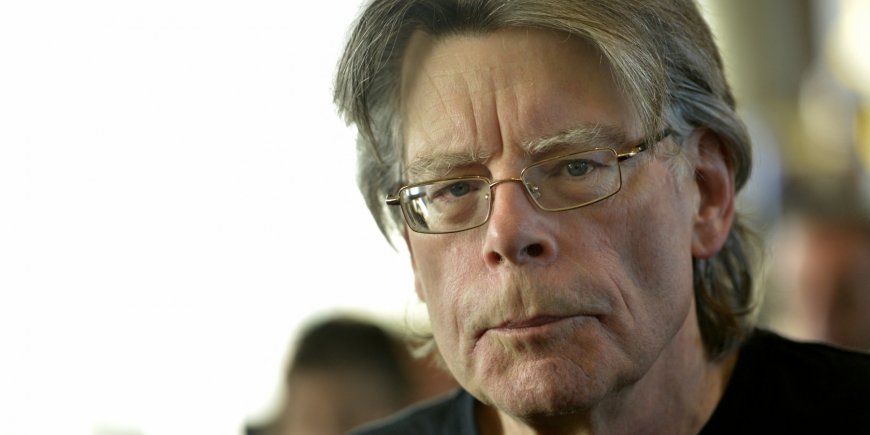 Stephen King en séance de dédicaces de