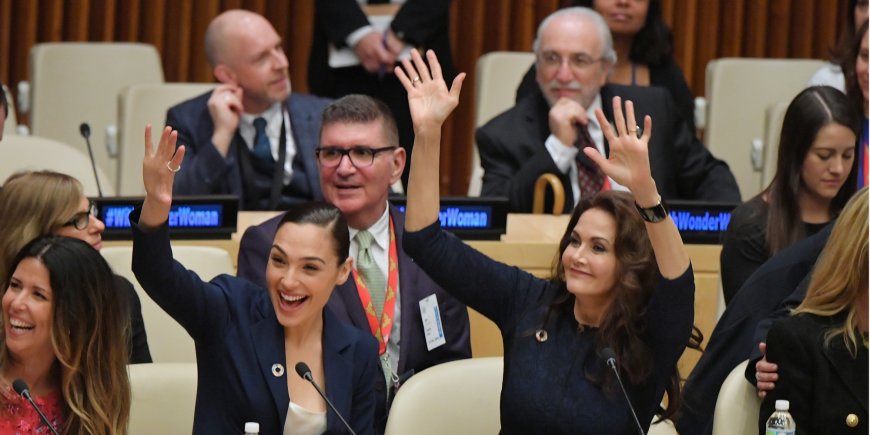 Les actrices Gal Gadot et Lynda Carter lors d'une réunion à l'ONU à New York, le 21 octobre 2016.