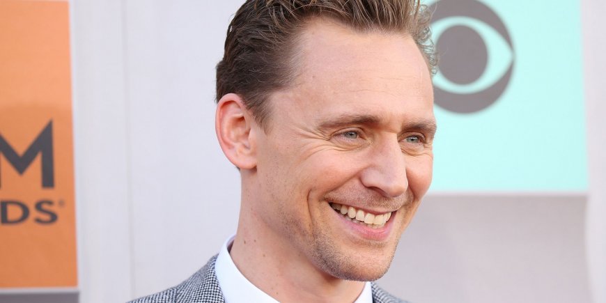 Tom Hiddleston sur le tapis rouge des Country Music Awards