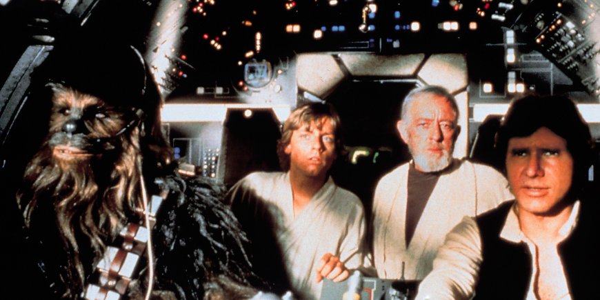Peter Mayhew, Mark Hamill, Alec Guinness et Harrison Ford dans