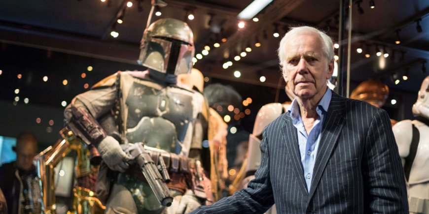 Jeremy Bulloch devant le costume du personnage de Boba Fett lors de l'exposition Star Wars Identities à Londres, le 26 juillet 2017.