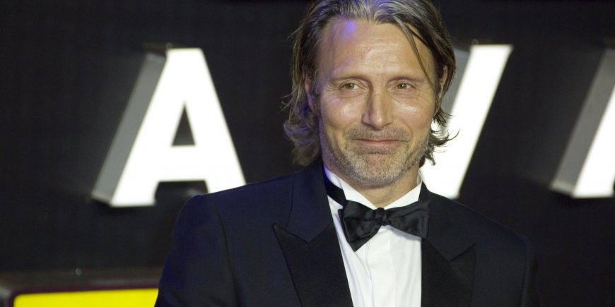 Mads Mikkelsen sur le tapis rouge de l'avant-première londonienne de Star Wars : Le Réveil de la Force