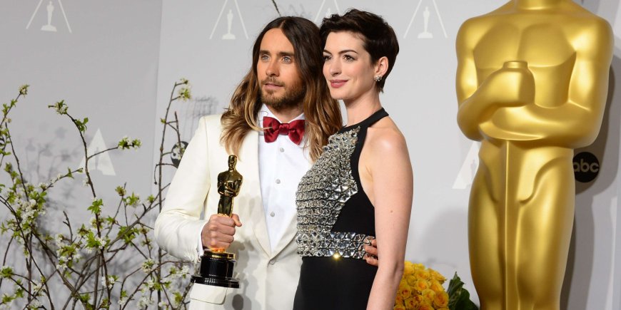 Jared Leto et Anne Hathaway dans la pressroom des Oscars à Los Angeles, le 2 mars 2014.