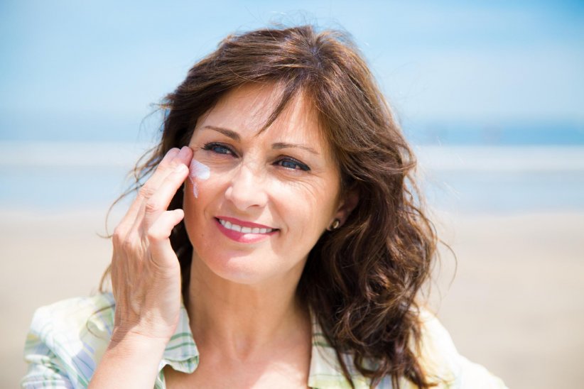 Appliquer une crème solaire pour le corps sur le visage Appliquer une crème solaire pour le corps sur le visage