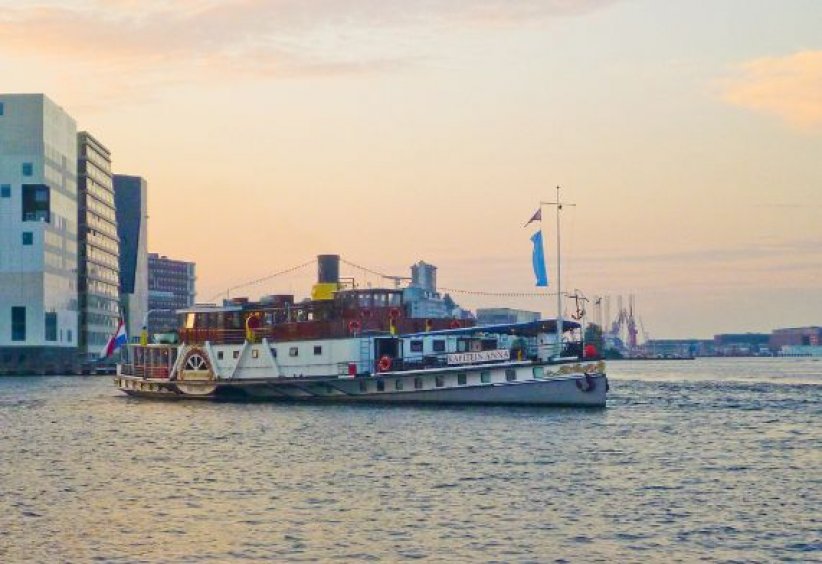 D'un bateau de transport à l'hôtel de luxe à Amsterdam D'un bateau de transport à l'hôtel de luxe à Amsterdam