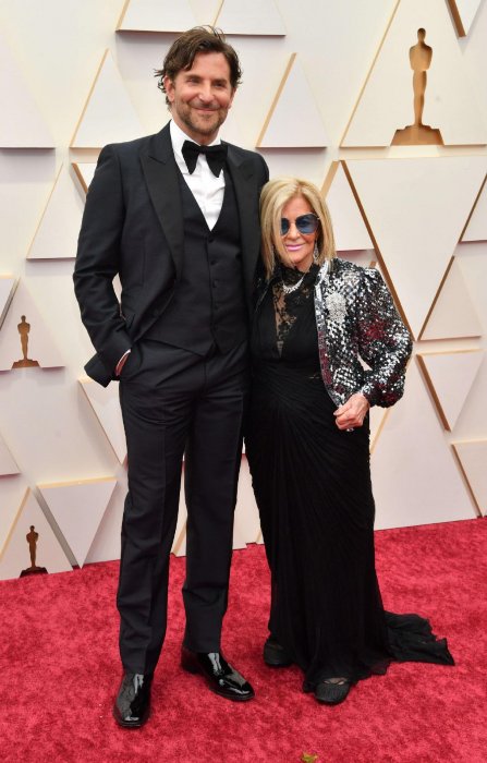 Bradley Cooper partage sa vie avec sa maman Bradley Cooper partage sa vie avec sa maman
