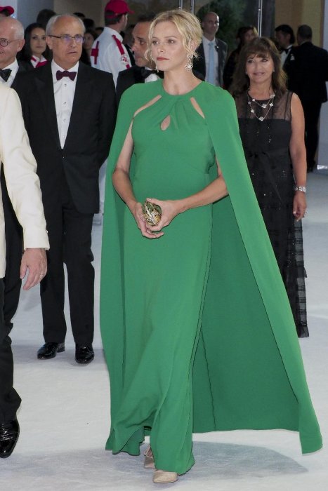 L'élégance incarnée en robe cape L'élégance incarnée en robe cape