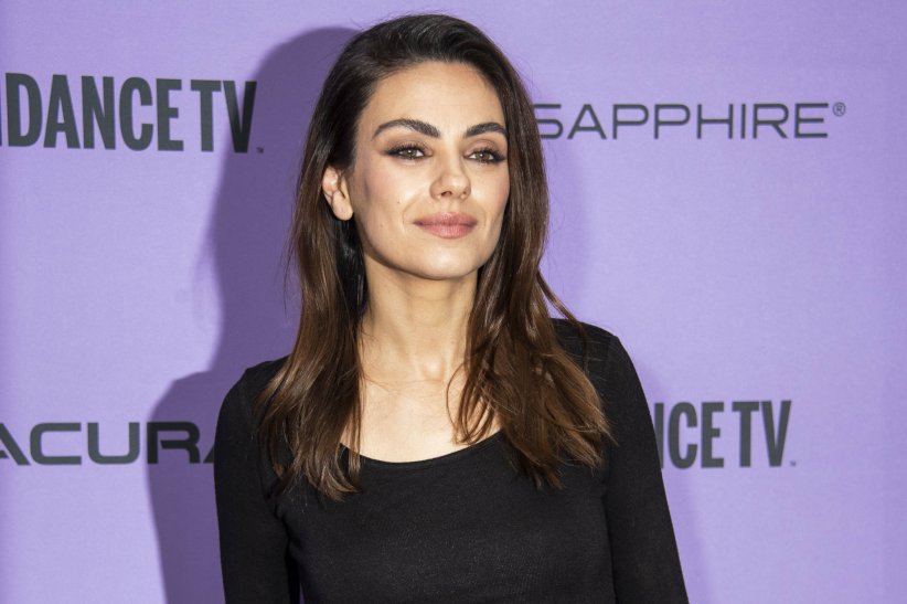 Mila Kunis a été critiquée pour avoir allaiter en public Mila Kunis a été critiquée pour avoir allaiter en public
