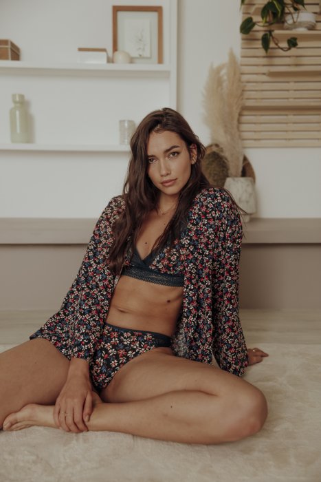 Se protéger du froid avec un beau kimono à fleurs Se protéger du froid avec un beau kimono à fleurs