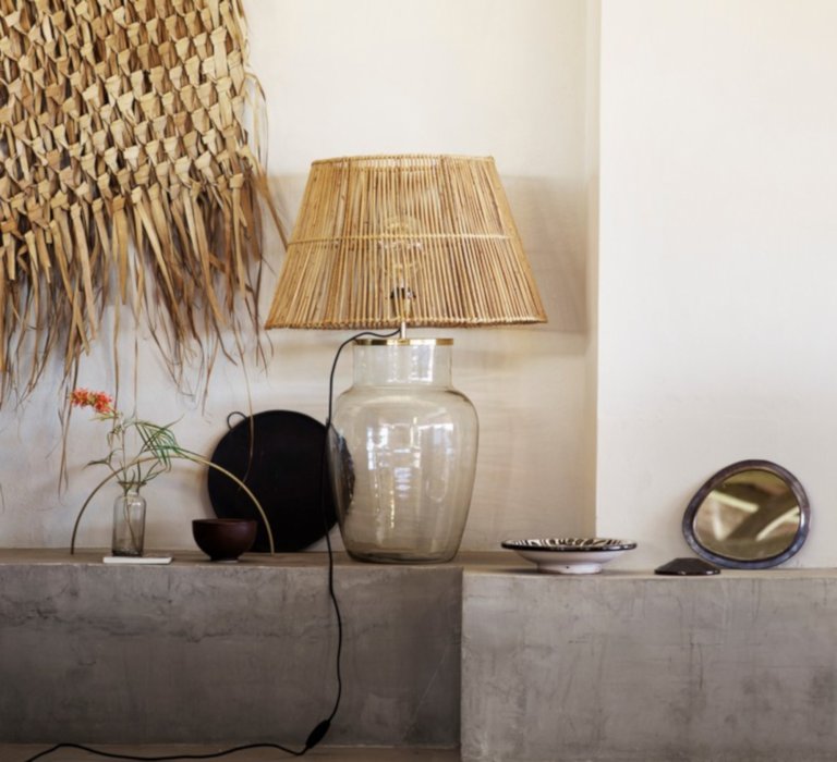 Un pied de lampe transparent Un pied de lampe transparent