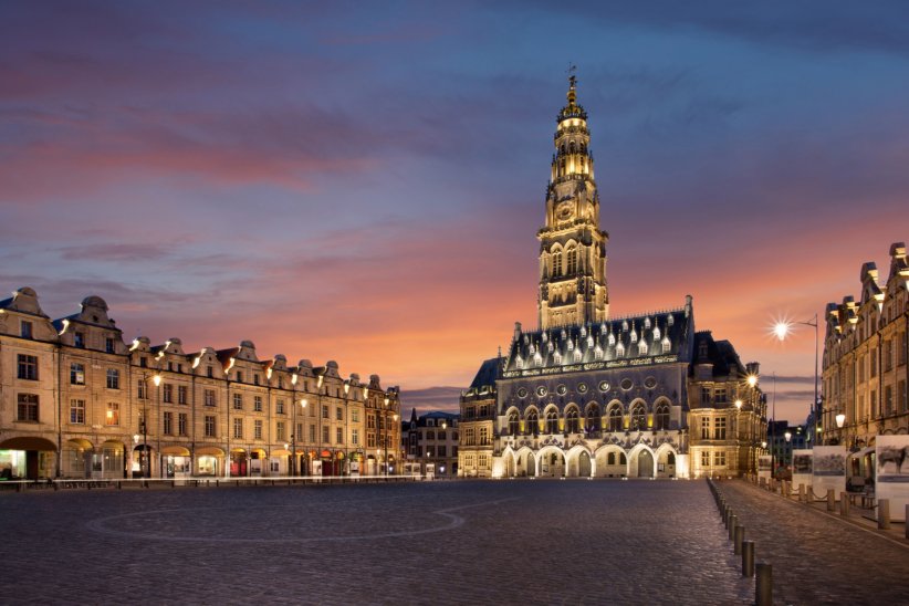 La Place des Héros et son splendide beffroi La Place des Héros et son splendide beffroi